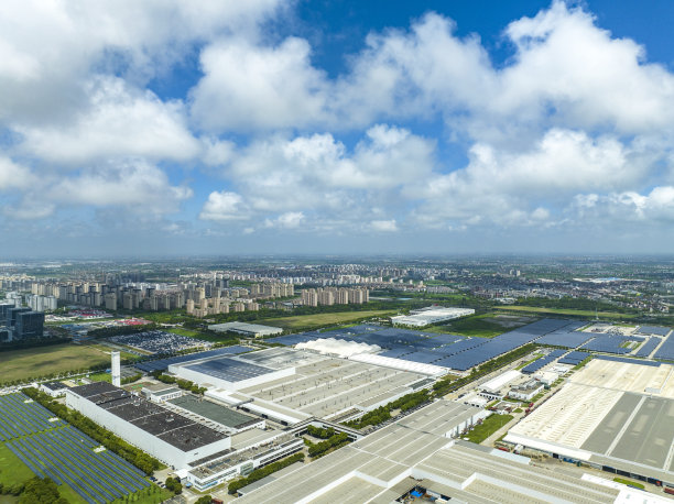 鸟瞰安装在工厂屋顶的太阳能电池板，蓝色闪亮的太阳能光伏板系统产品。图片下载