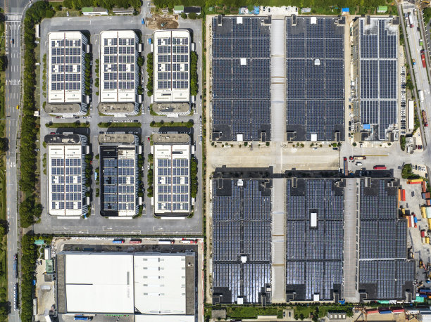 鸟瞰安装在工厂屋顶的太阳能电池板，蓝色闪亮的太阳能光伏板系统产品。图片下载