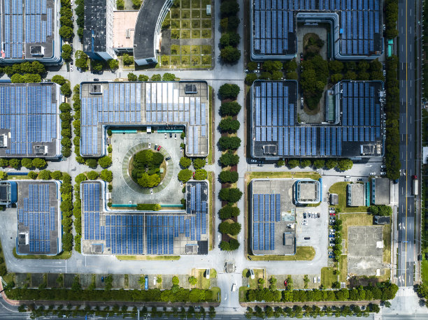 鸟瞰安装在工厂屋顶的太阳能电池板，蓝色闪亮的太阳能光伏板系统产品。图片下载