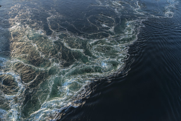 波多地区峡湾盐湾的潮汐漩涡图片下载