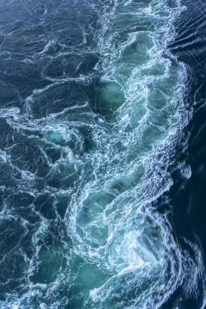 波多地区峡湾盐湾的潮汐漩涡图片下载