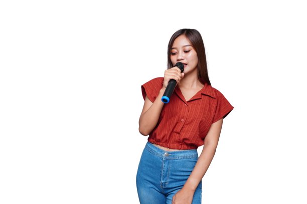 美丽的亚洲女人唱歌和拿麦克风图片下载