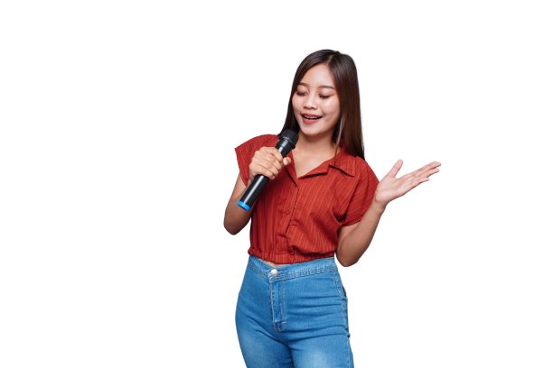 美丽的亚洲女人唱歌和拿麦克风图片下载