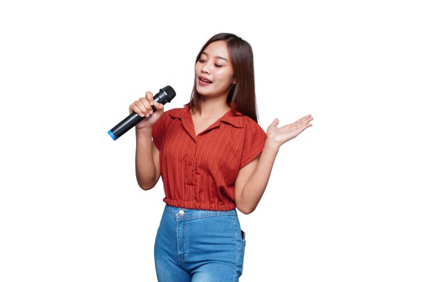 美丽的亚洲女人唱歌和拿麦克风图片下载