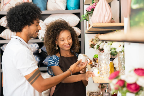 销售助理向顾客展示产品图片下载