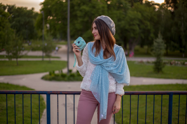 手持照相机的女人图片下载