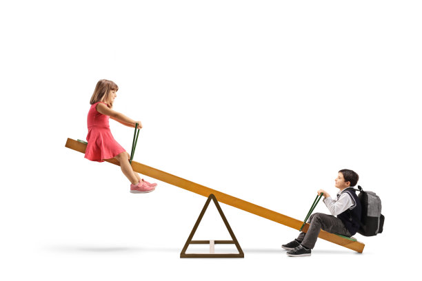 妹妹和哥哥在玩跷跷板图片下载