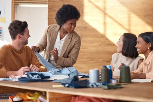 时尚、设计和黑人女性在工作室为奢侈品牌设计服装的面料图案和纹理。创意商业，提案和团队合作，男人和女人在办公室头脑风暴。图片下载