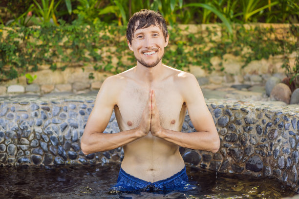男士在室外圆形芳香草药浴、有机护肤、豪华水疗酒店、生活方式照片中放松图片下载