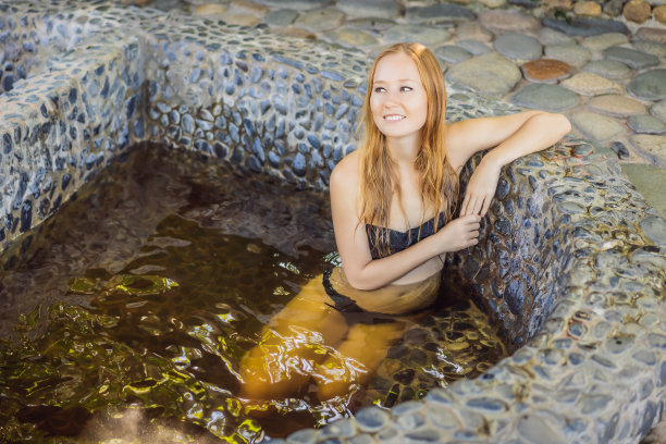 女性在室外圆形芳香草药浴、有机护肤、豪华水疗酒店、生活方式照片中放松身心图片下载