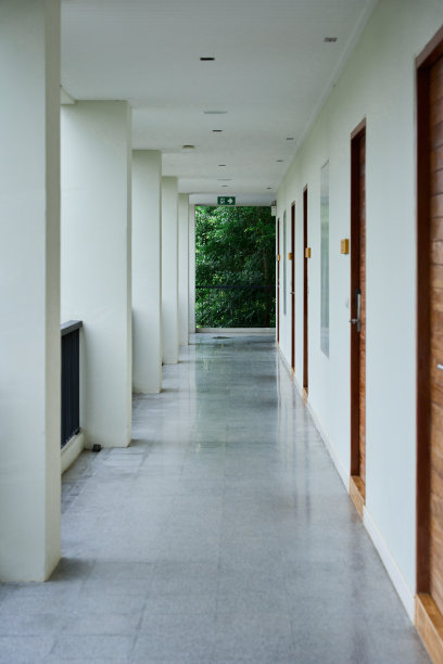 酒店走廊有出口标志图片下载