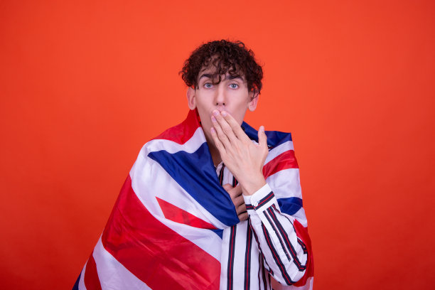 拿着英国国旗的年轻帅哥。图片下载