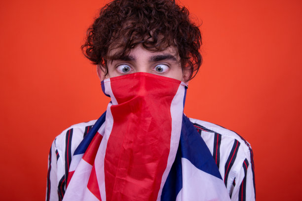 拿着英国国旗的年轻帅哥。图片下载