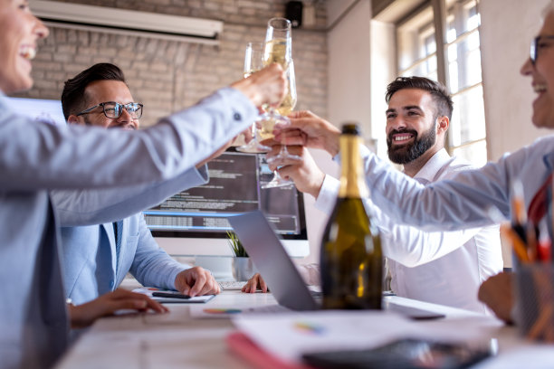 商务人士在办公室庆祝成功图片下载