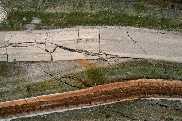 被自然灾害毁坏的公路图片下载