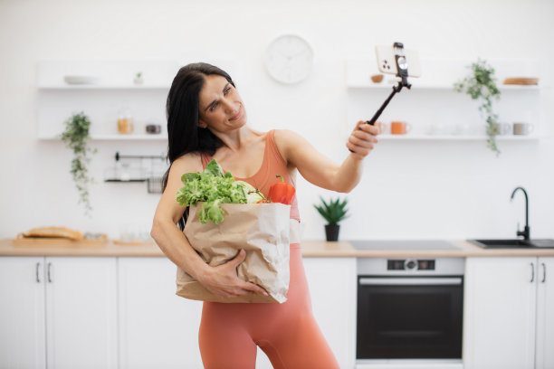 体育博主与绿色拍摄家庭锻炼后的照片图片下载