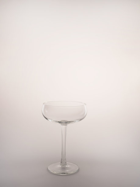 空酒杯剪影孤白图片下载