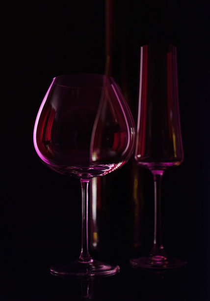 空酒杯上孤立的黑色图片下载