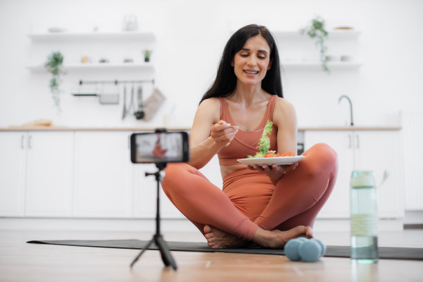 健身教练坐在垫子上讲有机餐图片下载