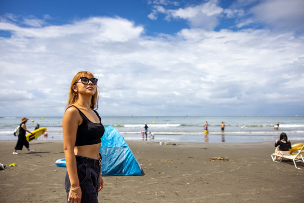 美丽的女人参观夏季海滩图片下载