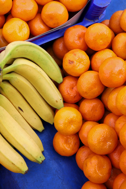 市场上的香蕉和橘子图片下载