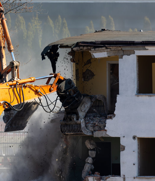 挖掘机铲斗拆除旧建筑的特写。图片下载