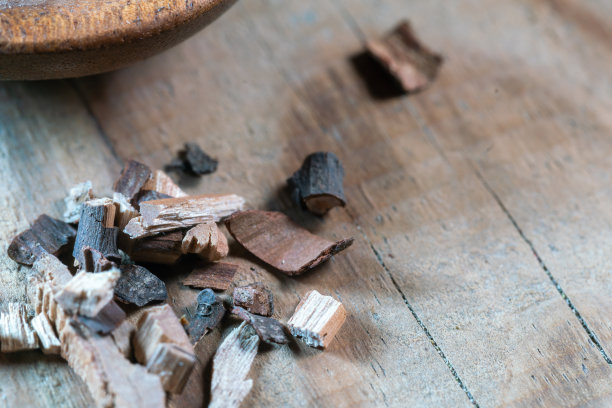 木桌上放桂枝中药图片下载