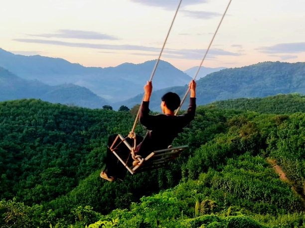 在山上荡秋千图片下载