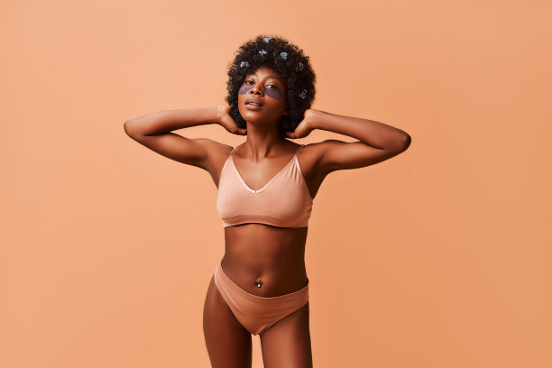 米色背景的多民族女性图片下载