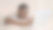 年轻的非洲男子趴在床上用笔记本电脑工作图片下载