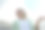 站在公司大楼门口的年轻女子。穿着优雅。图片下载