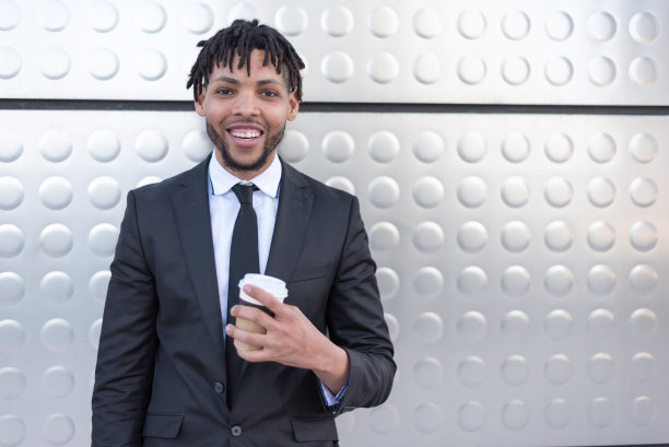 西装男在银墙喝咖啡图片下载
