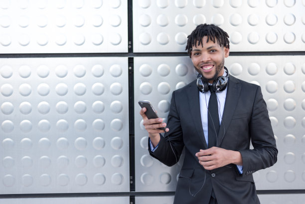 商人在街道银墙使用智能手机图片下载