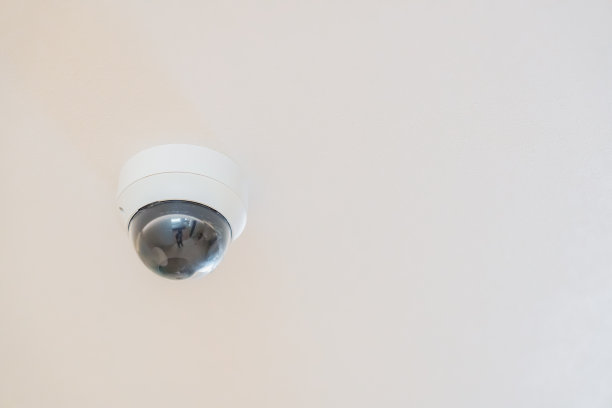 安装在房子天花板上的安全摄像头图片下载