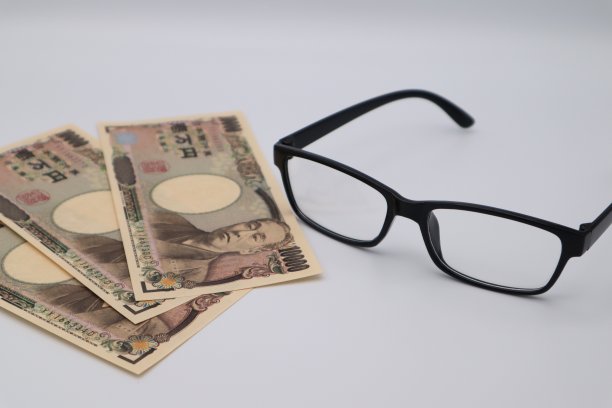眼镜和钞票图片下载