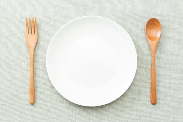 餐垫上的盘子和餐具。图片下载