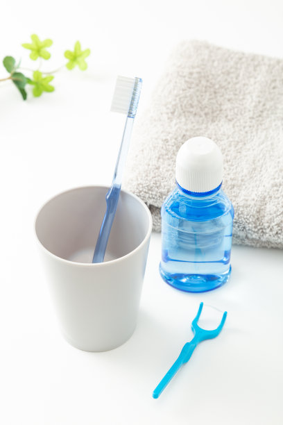 白色背景的口腔护理产品。图片下载