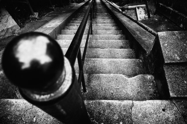 从上面俯瞰陡峭的楼梯图片下载