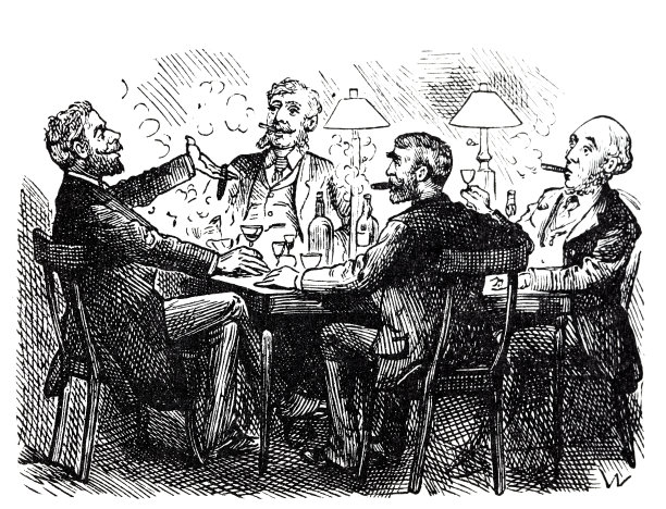 四个男人愉快地坐在桌旁抽烟、喝酒、闲聊图片下载