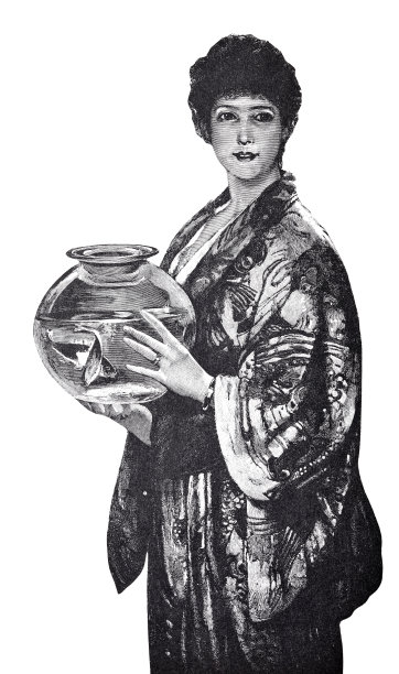 穿着和服的年轻女子拿着一个圆形的玻璃锅，里面有鱼，看着观众，白色的背景图片下载