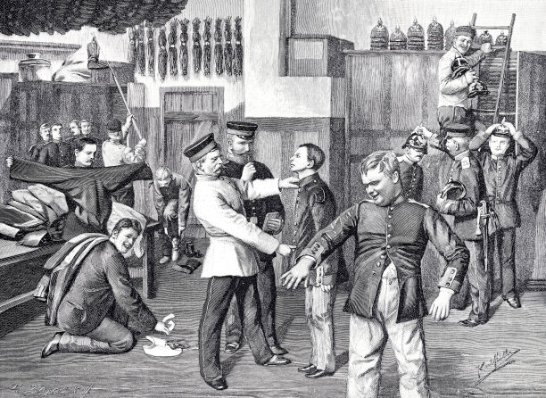 在部队试穿衣服时，很少有人想要合身图片下载