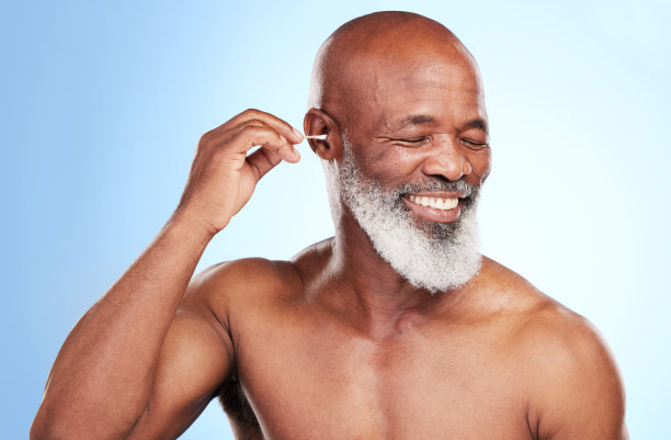 英俊的中年男人在蓝色背景的影棚中摆姿势的局部照片图片下载