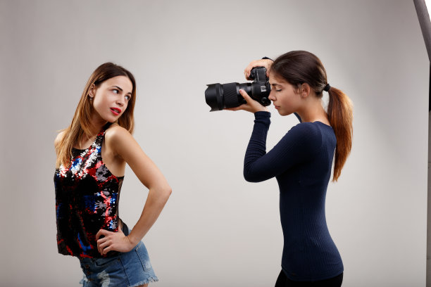 摄影师和模特，意识到诱人的力量图片下载