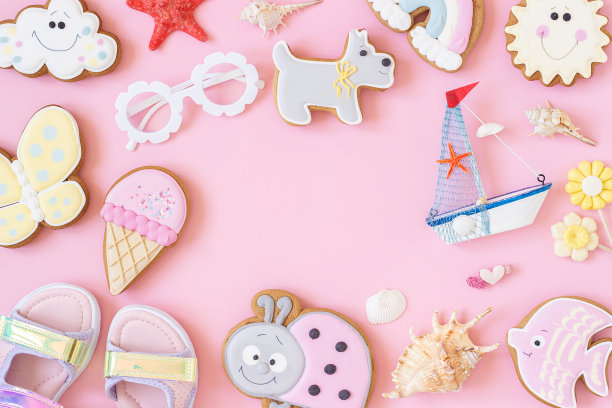 明亮的创意布局，可爱的夏季符号与复制空间在粉红色的背景。俯视图，平铺。夏天创意概念图片下载