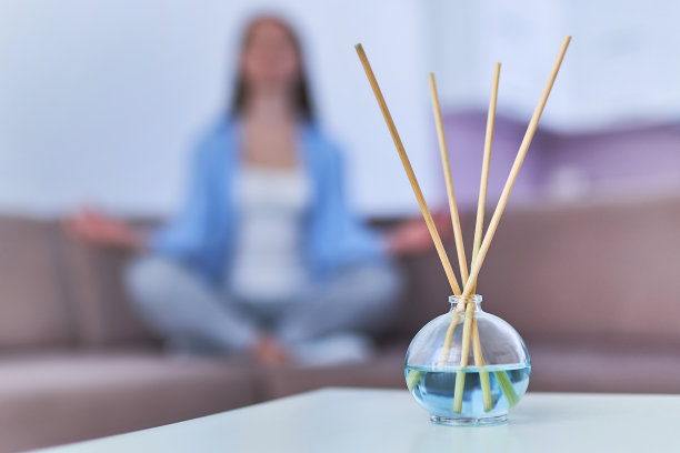 用于放松、冥想和精神健康的香薰棒和精油瓶图片下载