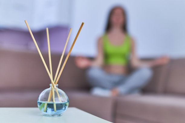 香薰棒和精油瓶，用于芳香疗法、冥想和心理健康图片下载