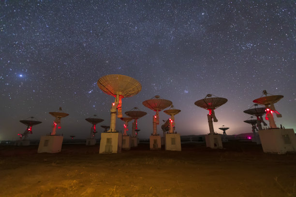 射电望远镜和银河系图片下载