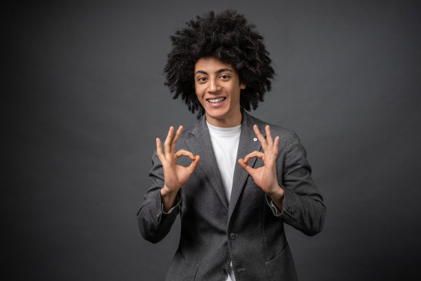 黑发微笑的年轻商人看起来很满足图片下载