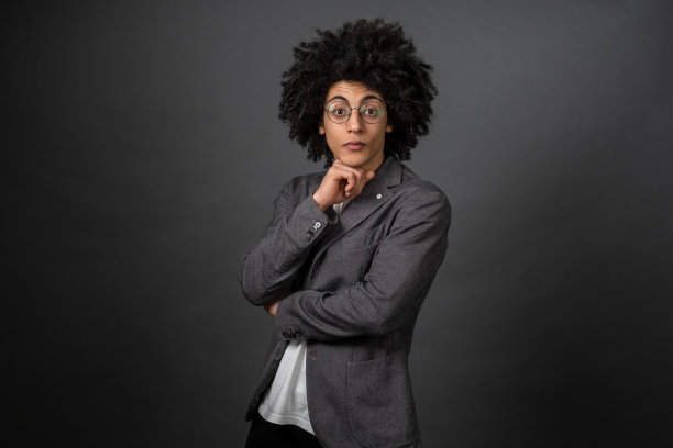 好看的年轻商人，戴着灰色背景的眼镜图片下载