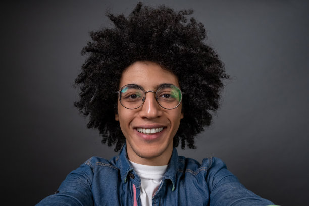 年轻人在自拍，看起来很兴奋图片下载